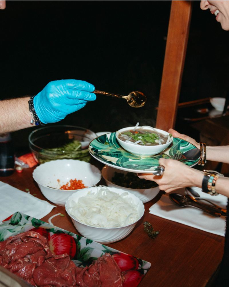 Service am Buffet bei einem Catering