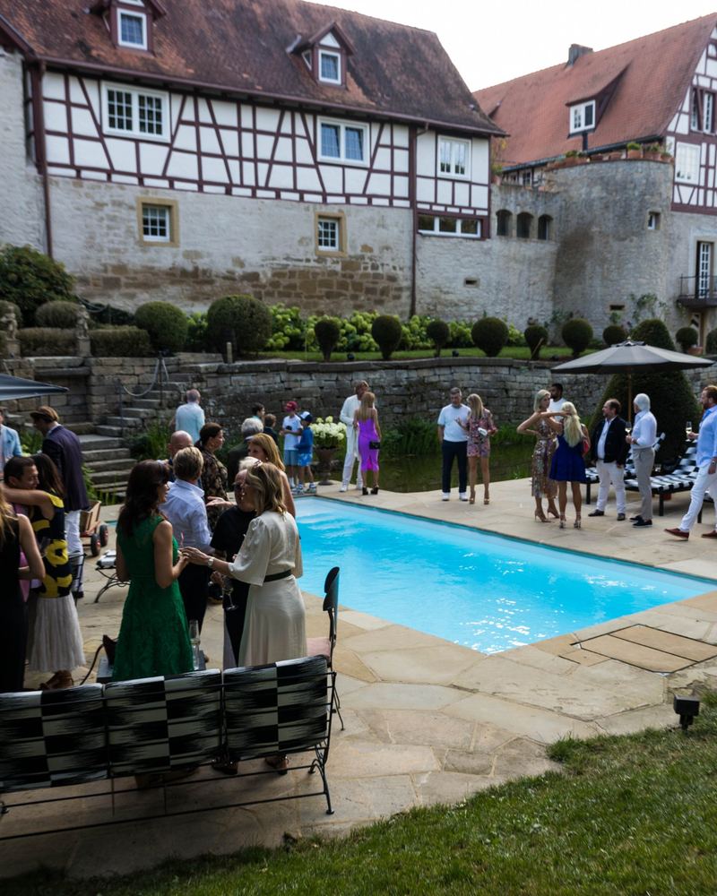 Gäste bei einem Sommerfest am Pool