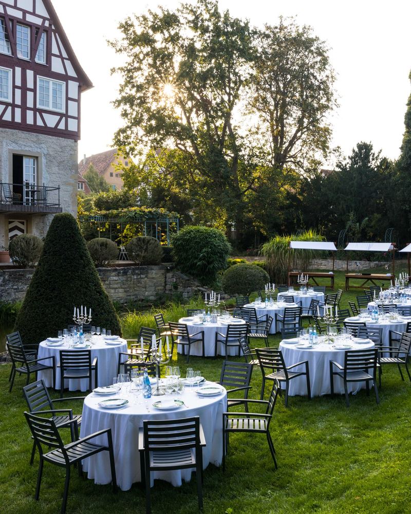Festlich gedeckte runde Tische im Garten